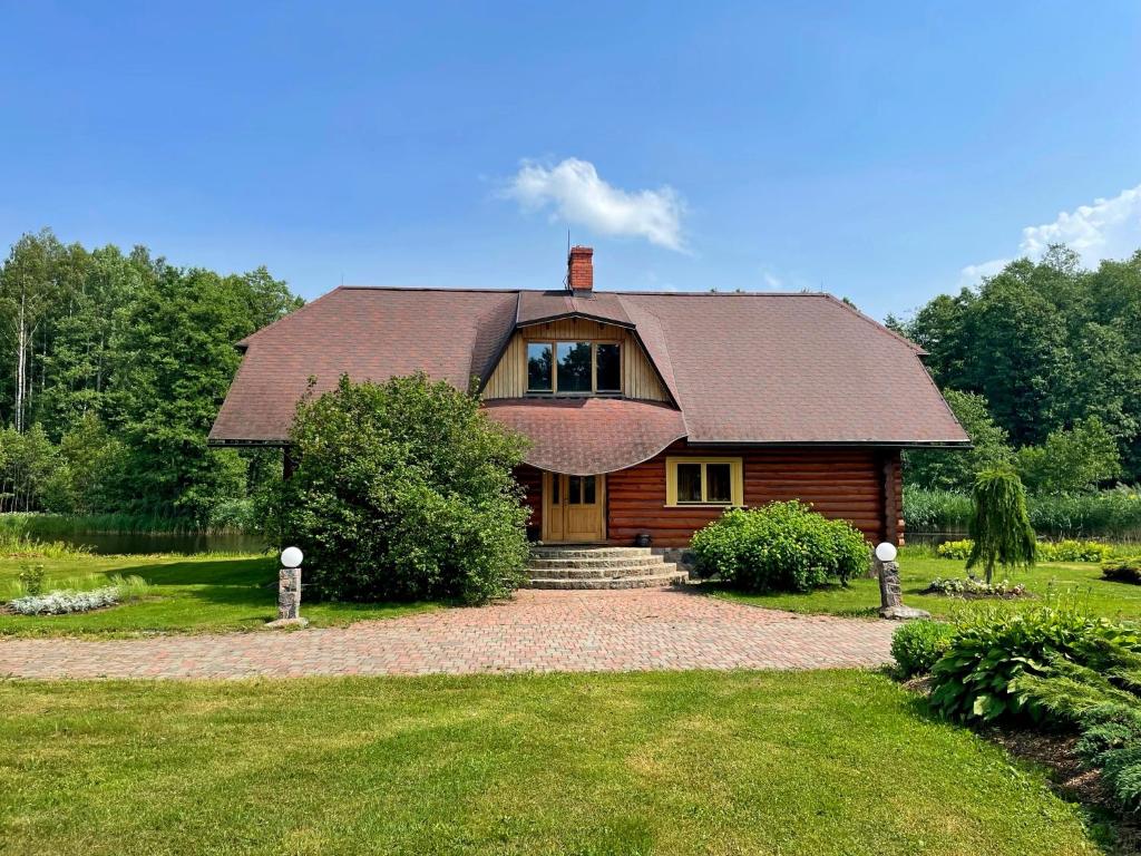 Zahrada ubytování Veinbergu guest house by lake n sauna 'Vidusķēķi'