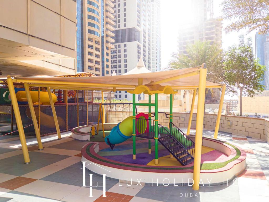 Herní místnost nebo prostor pro děti v ubytování LUX The Sky View Suite Dubai Marina