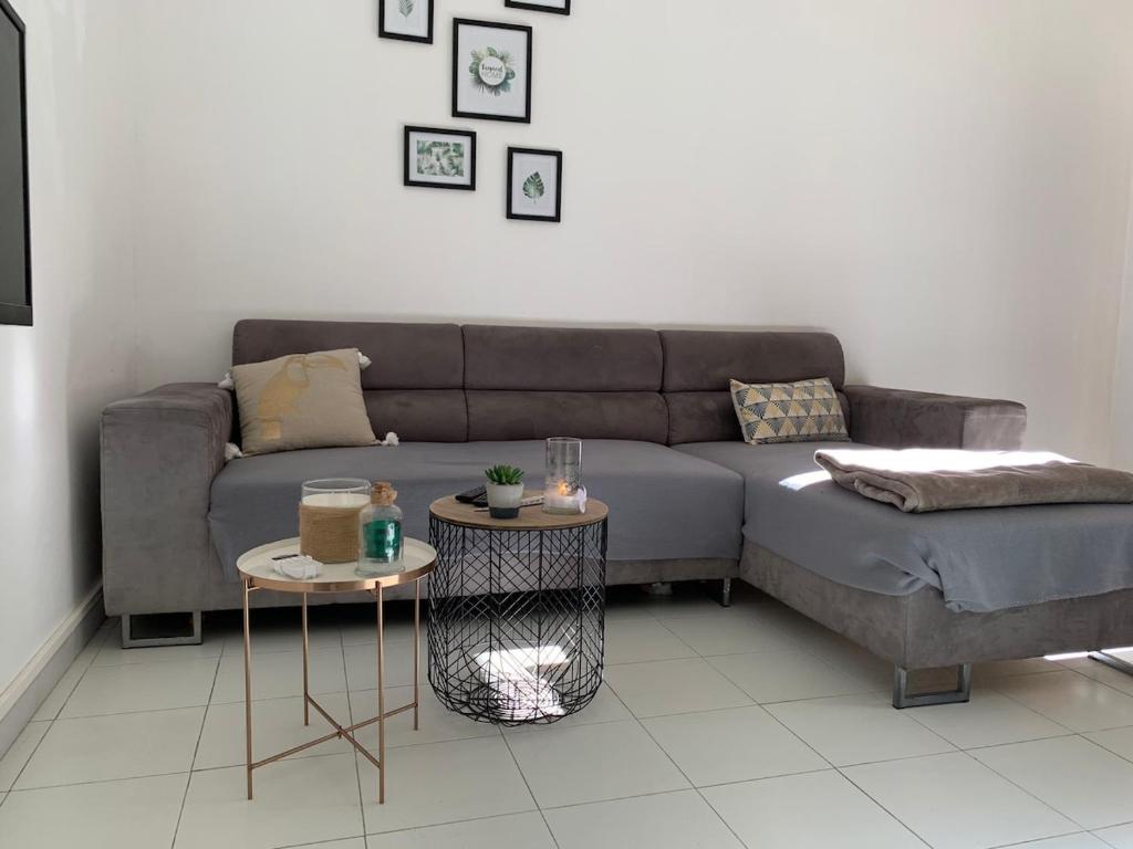 un salon avec un canapé et une table dans l'établissement Appartement en centre ville, à Corte