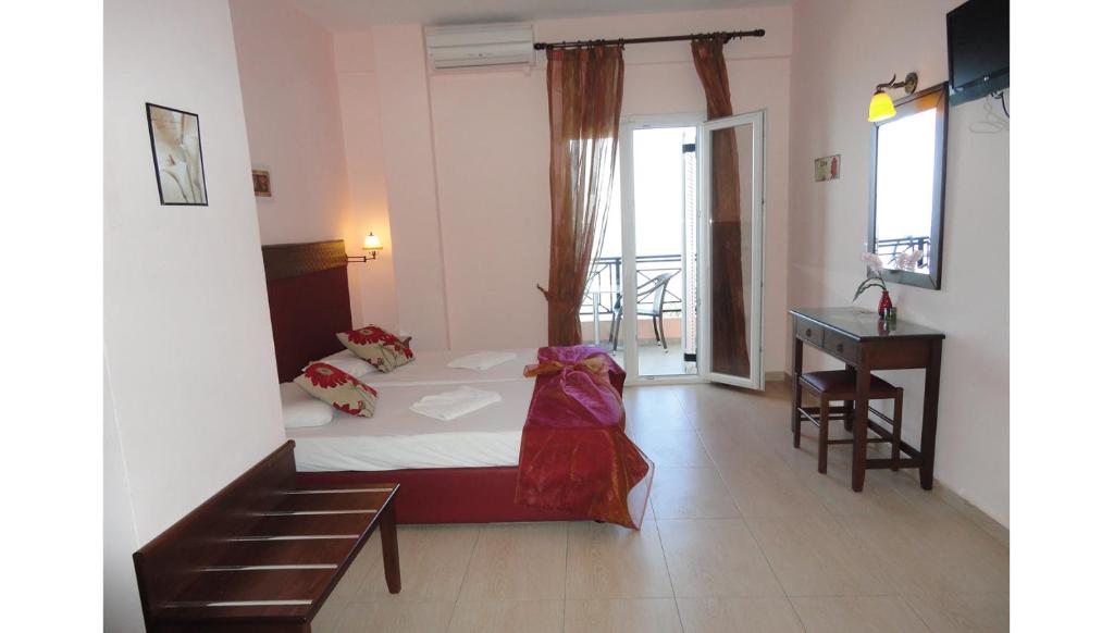 Postel nebo postele na pokoji v ubytování Galini Sea Apartments
