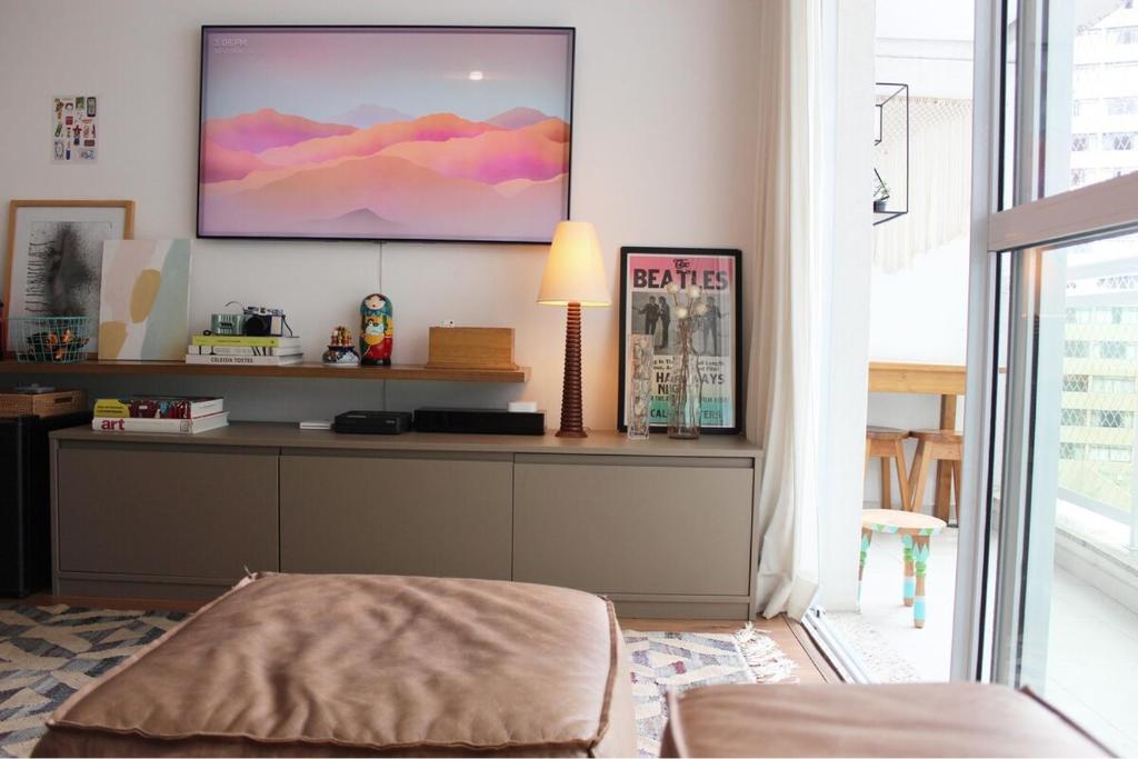 a living room with a flat screen tv on the wall at BV0716 I Lindo Duplex no coração de São Paulo O Mais completo in Sao Paulo