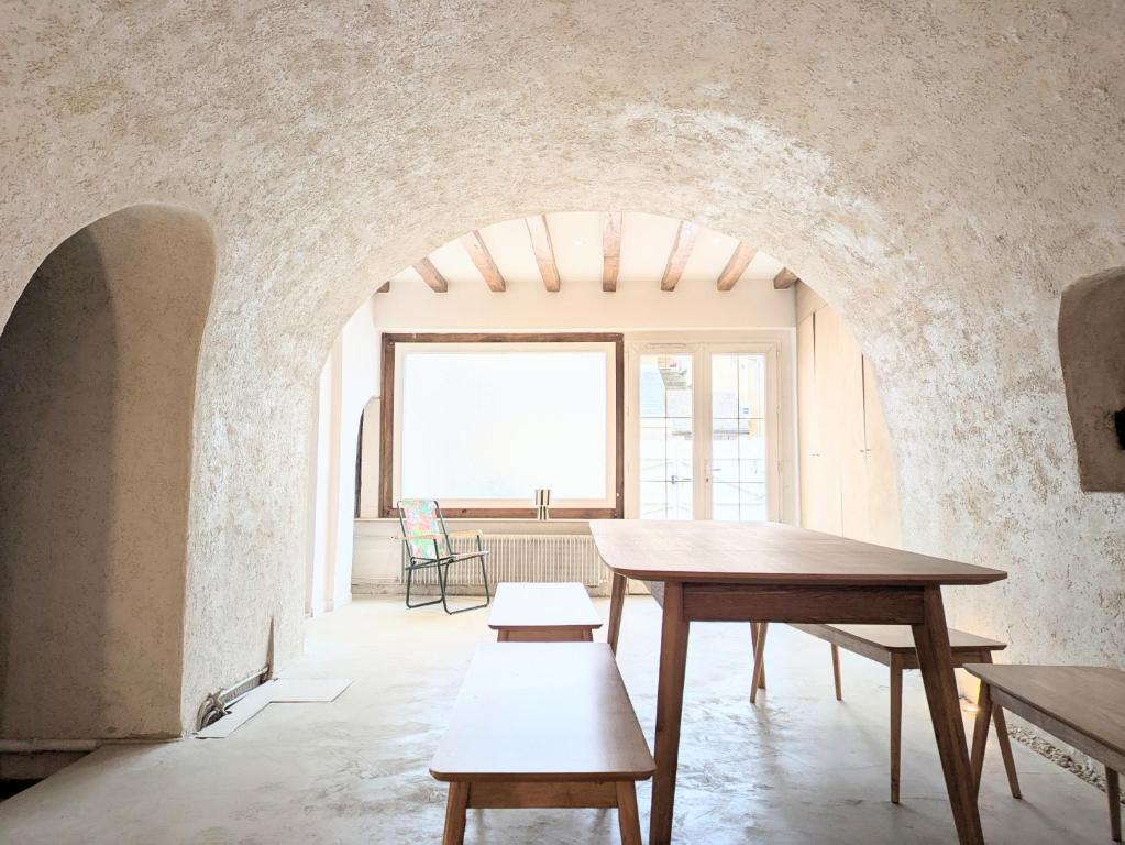 une pièce avec une table, des chaises et une fenêtre dans l'établissement Charmante maison semi-troglodyte, à Amboise