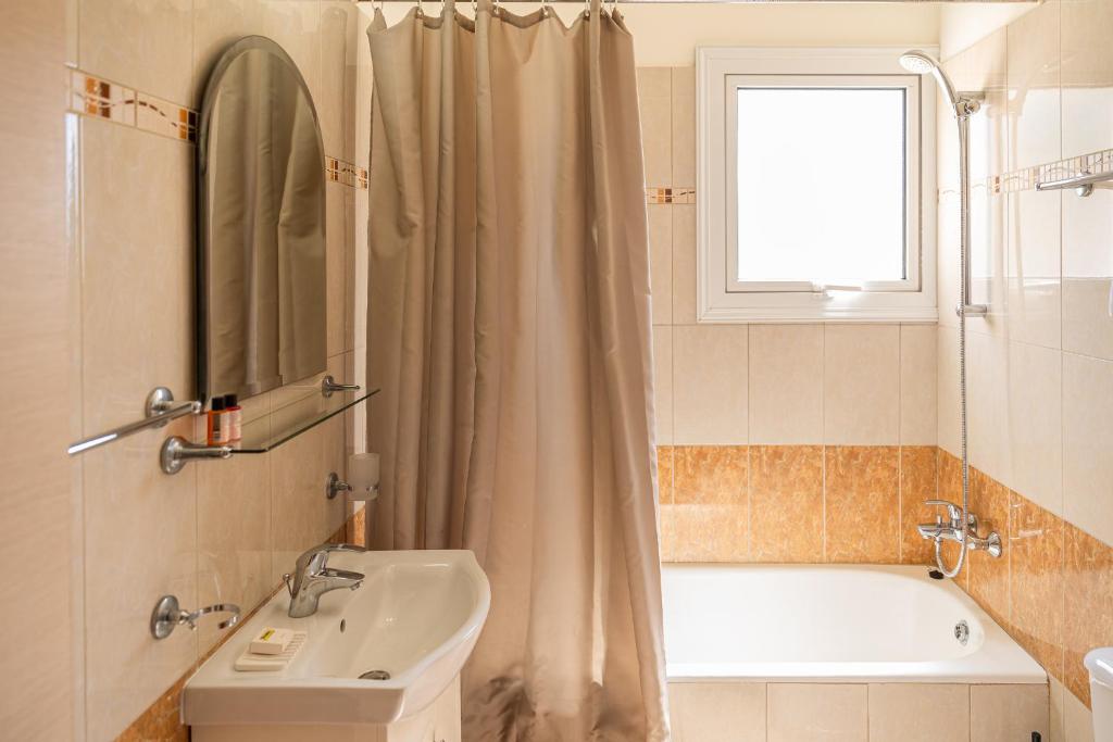 Koupelna v ubytování Konnos Villa Ekaterina