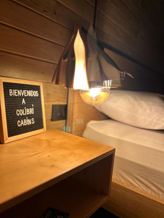 Una cama o camas en una habitación de Cabañas Colibrí