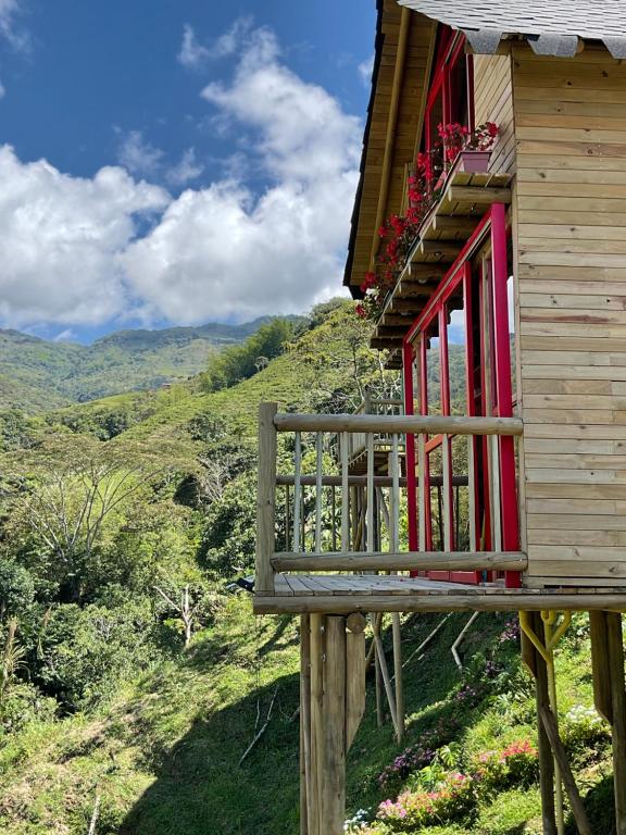 Un paisaje natural cerca del chalet de montaña