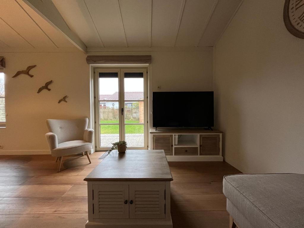 TV a/nebo společenská místnost v ubytování Myfa Beachcottage Zeewind II 243