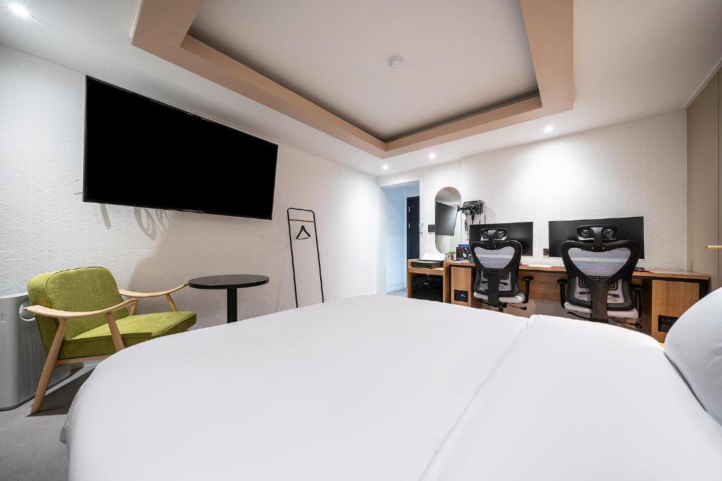 TV a/nebo společenská místnost v ubytování Story 9 Hotel