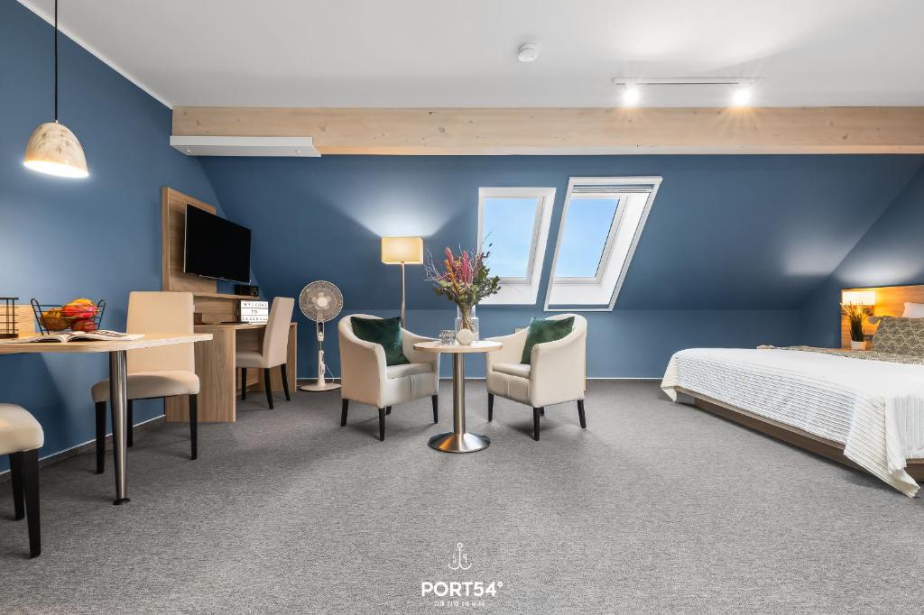 a bedroom with blue walls and a bed and a desk at Ferienwohnung Bude 6 Dagebüll in Dagebüll