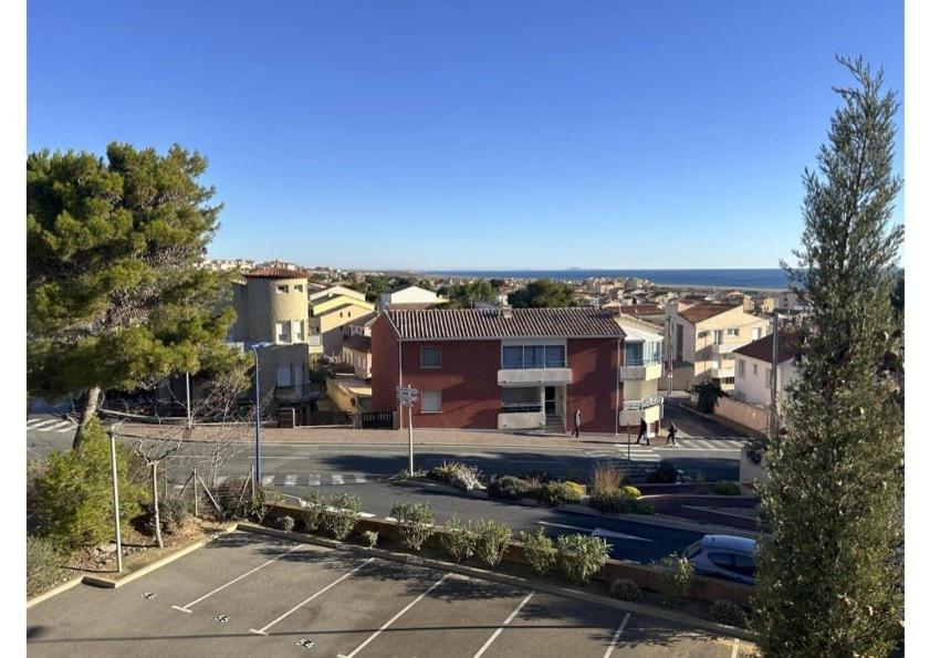 un parking avec des voitures garées sur un parking dans l'établissement SP020-B002 Appartement 2 pièces Saint Pierre la Mer, à Saint Pierre La Mer