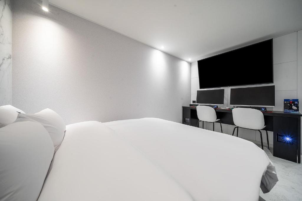 TV a/nebo společenská místnost v ubytování Story 9 Hotel