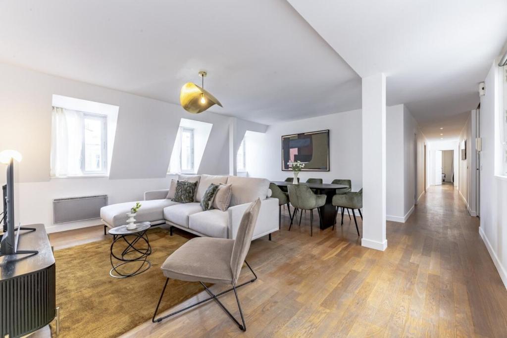 un salon avec un canapé et une table dans l'établissement Amazing Apartment 4Bedrooms Champs Elysées, à Paris