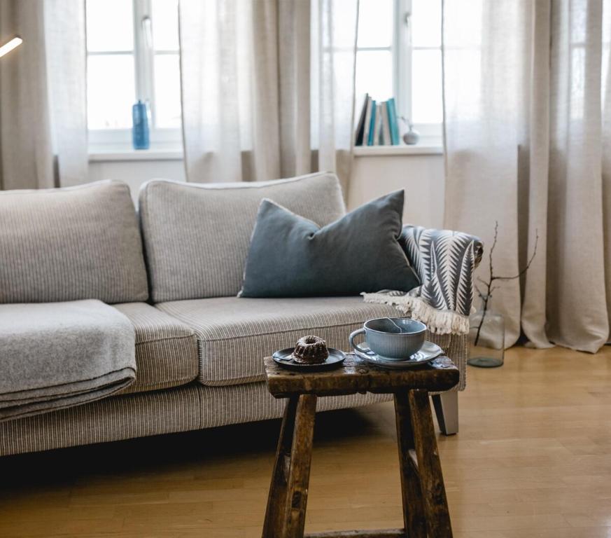 a living room with a couch and a table at Appartement no8 in Sankt Gilgen