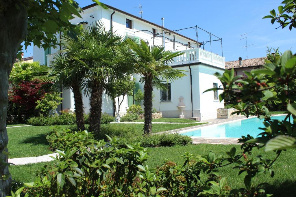 vistas a la casa desde el jardín en Maison Fortune, en Castelnuovo del Garda