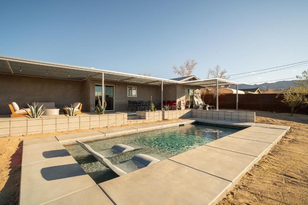 Piscina de la sau aproape de Hidden Valley Cottage - Modern Home in JT Hot Tub