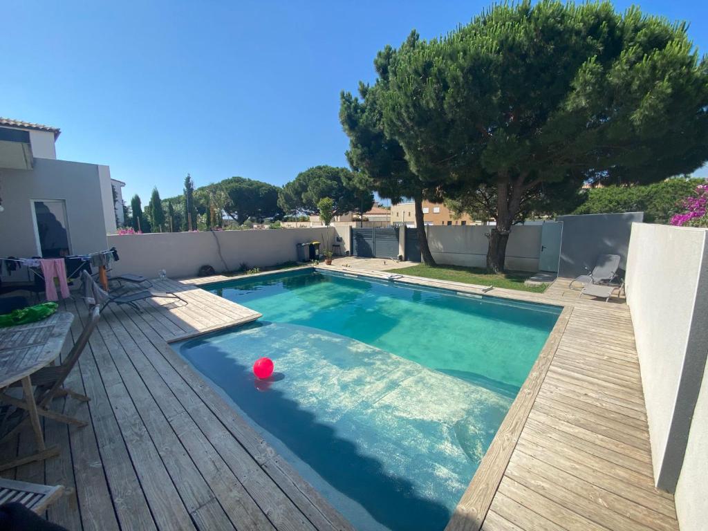 Photo de la galerie de l'établissement Villa avec piscine, bord de mer à 500m de la plage, climatisation, à Sainte-Marie-la-Mer
