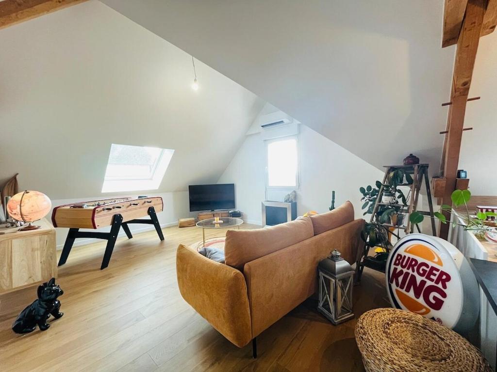 - un salon avec un canapé et une table de ping-pong dans l'établissement Casa Diderot - T3, à Angers