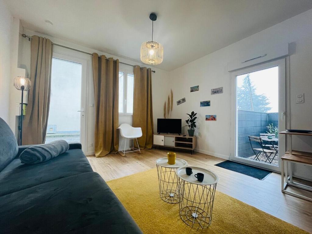 un salon avec un canapé et une table dans l'établissement Casa Diderot - Studio, à Angers
