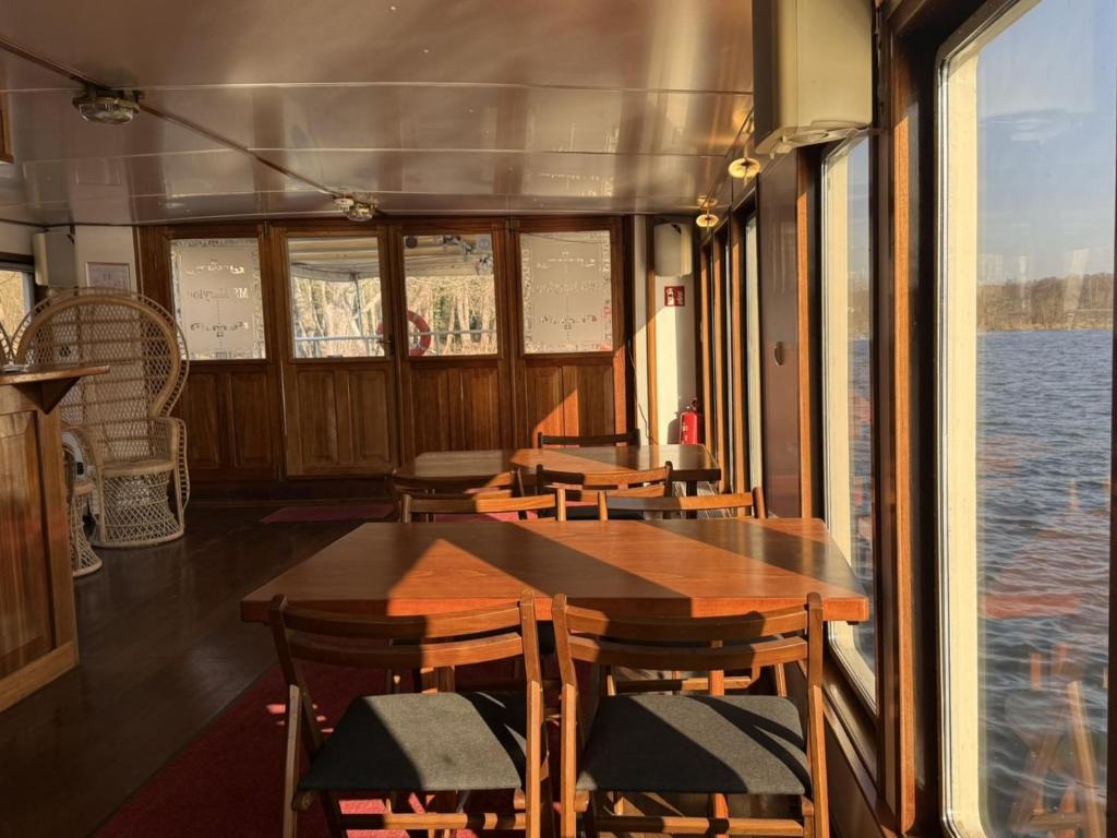 Výhled na řeku, která protéká v blízkosti hotelu
