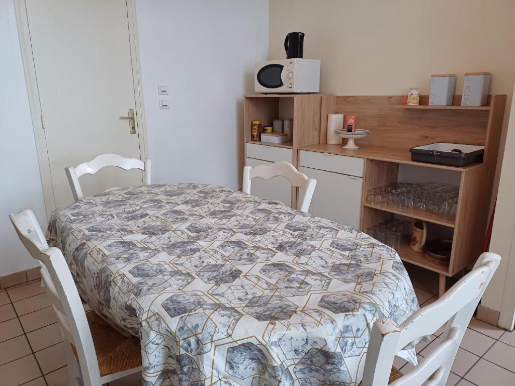 Kuchyň nebo kuchyňský kout v ubytování Les Gîtes de Clairvaux