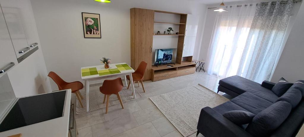ティラナにあるTirana Terminal Apartmentsの青いソファとテーブルのあるリビングルーム