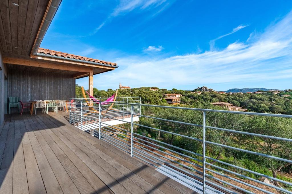 un balcon avec vue sur les montagnes dans l'établissement Villa Ondella - Villa entre plages et sentiers, à Pianottoli-Caldarello