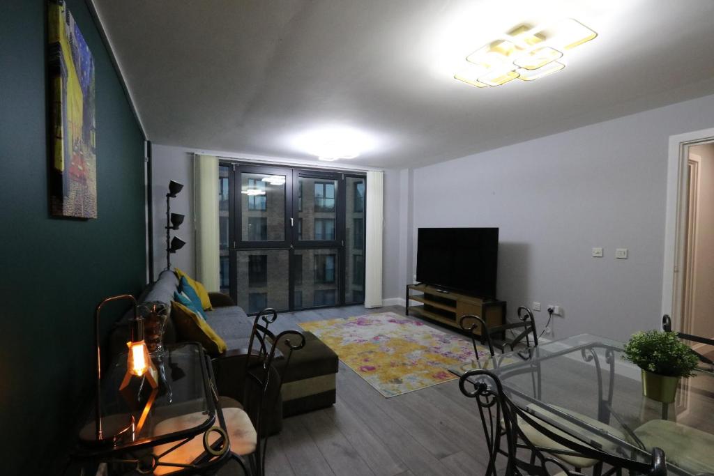 TV a/nebo společenská místnost v ubytování Stunning Top Floor Southside Apartment 2 BEDS PARKING WIFI NETFLIX
