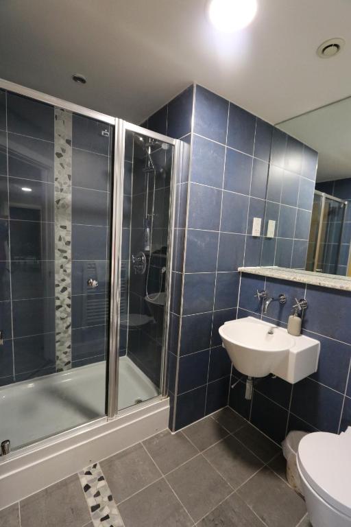 Koupelna v ubytování Stunning Top Floor Southside Apartment 2 BEDS PARKING WIFI NETFLIX