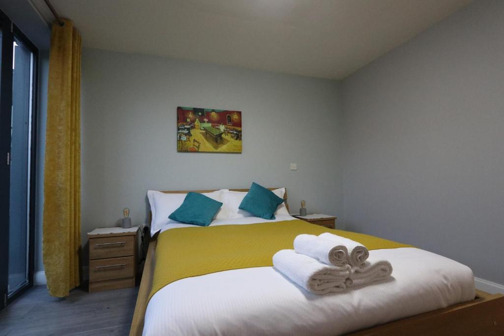 Postel nebo postele na pokoji v ubytování Stunning Top Floor Southside Apartment 2 BEDS PARKING WIFI NETFLIX