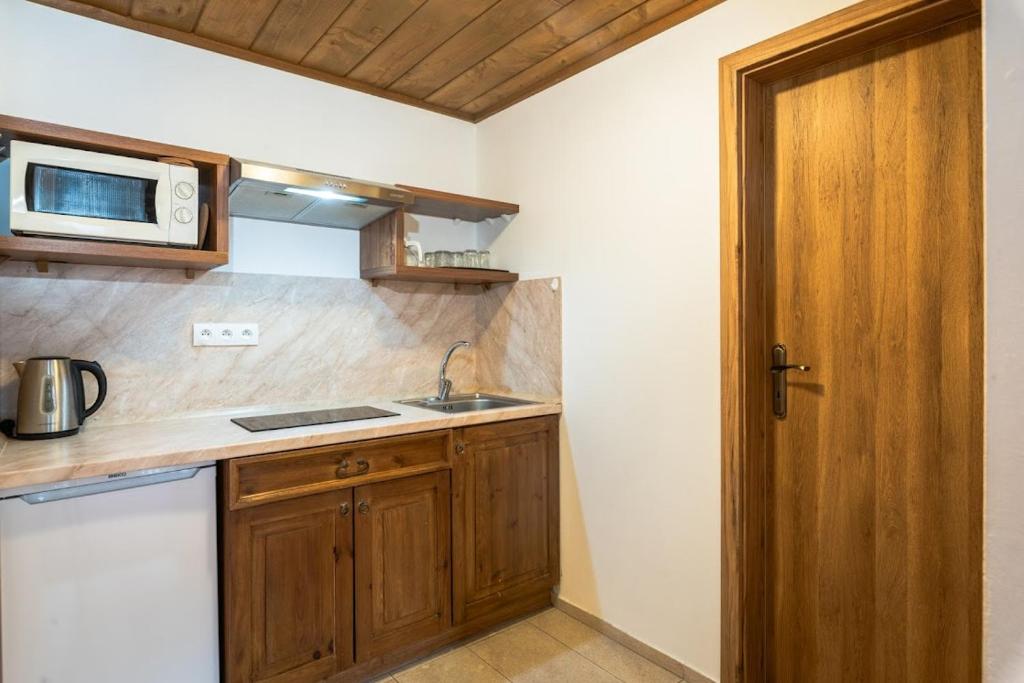 Kuchyň nebo kuchyňský kout v ubytování Apartmánový dom Vila Maroš