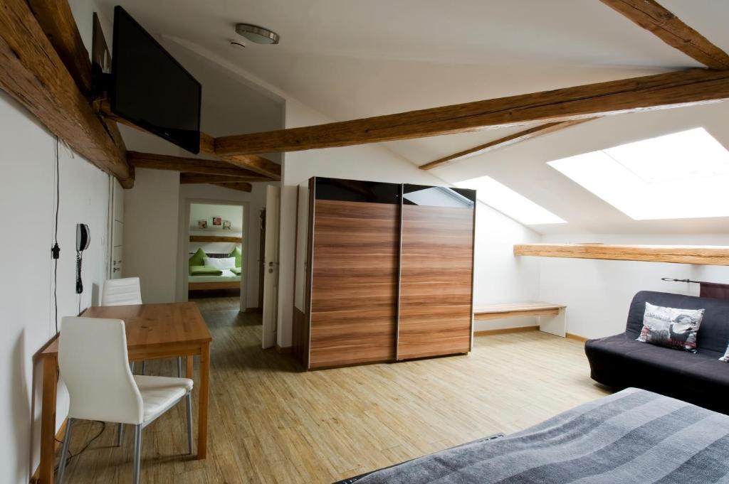 TV a/nebo společenská místnost v ubytování Monello Apartments - Charmanter Altbau