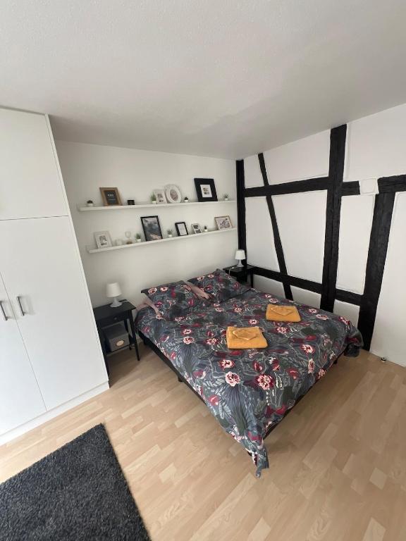 une chambre avec un lit avec une couette dessus dans l'établissement Nid Douillet au coeur du centre historique, à Colmar
