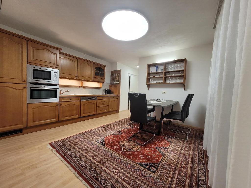 a kitchen with a table and chairs in a room at Ferienwohnungen Regul in Ferndorf