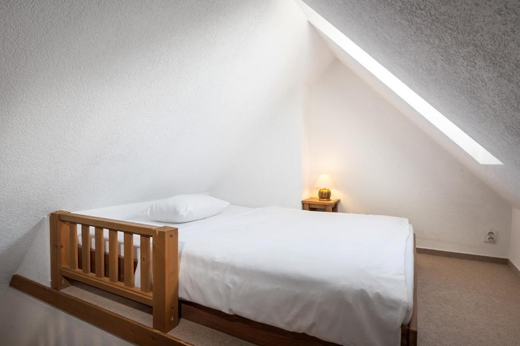 Postel nebo postele na pokoji v ubytování Apartmánový dom Vila Maroš
