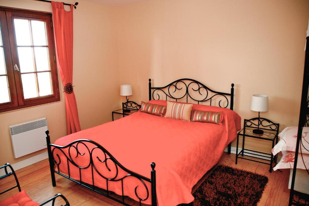 - une chambre avec un lit rouge et une fenêtre dans l'établissement Maison Monbazillac avec piscine 2-4 pax, à Monbazillac