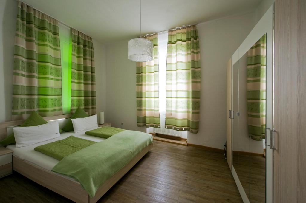 Postel nebo postele na pokoji v ubytování Monello Apartments - Charmanter Altbau