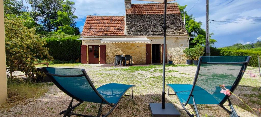 - deux chaises devant une maison dans l'établissement Gite d en Bas, à Sarlat-la-Canéda