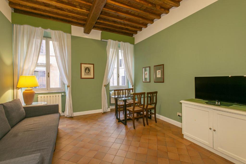 Televízia a/alebo spoločenská miestnosť v ubytovaní Rasella Suites 47