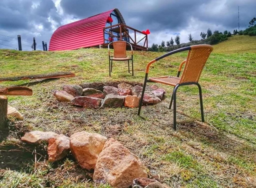 GachancipáにあるGlamping La Guadalupanaの納屋付き火台