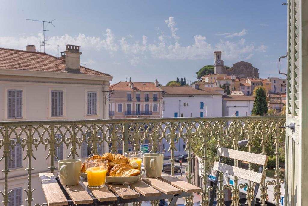 - une table avec du pain et du jus d'orange sur un balcon dans l'établissement 