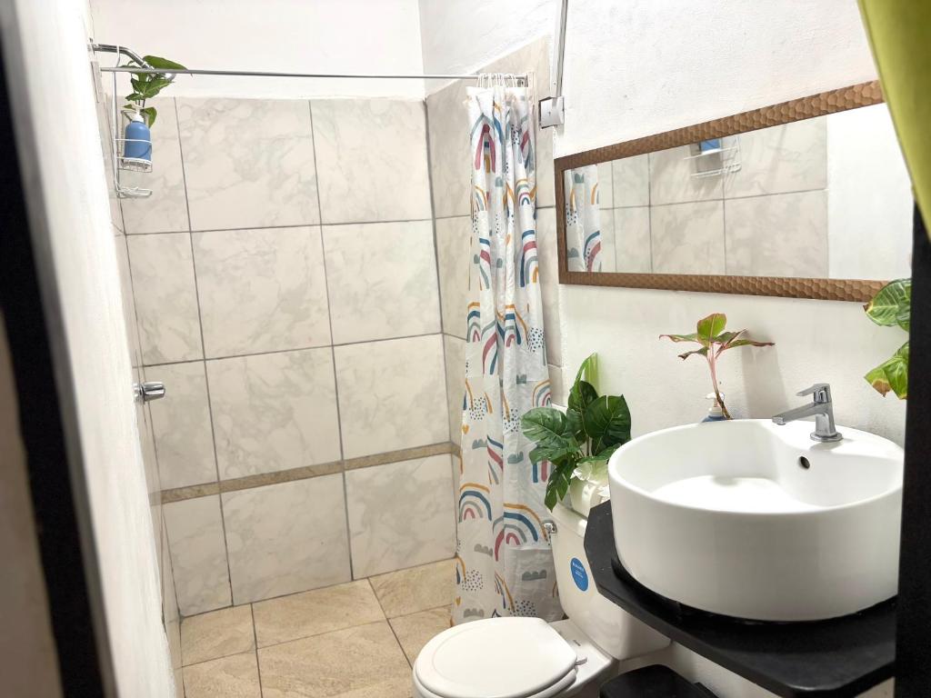 Koupelna v ubytování Passifloras Hostel