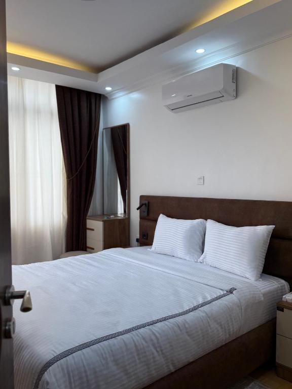 Postel nebo postele na pokoji v ubytování Cascadia Apartments Kigali