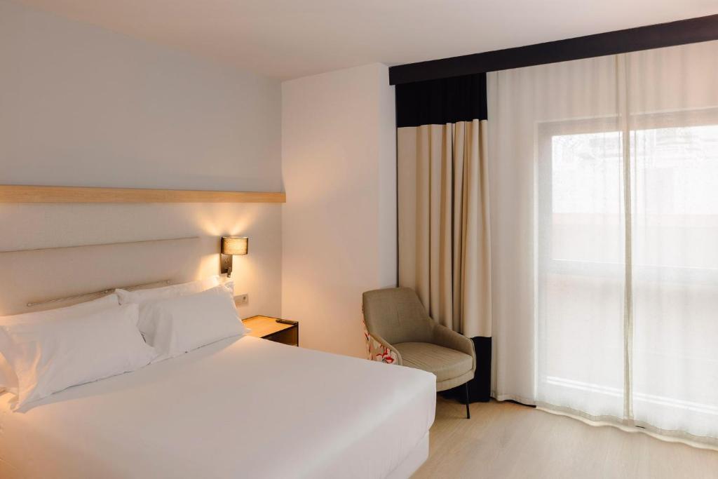 Postel nebo postele na pokoji v ubytování Sercotel Amistad Murcia