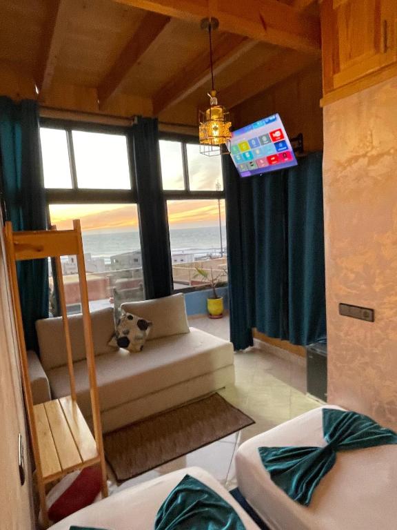 TV a/nebo společenská místnost v ubytování imsouane bleu bay house