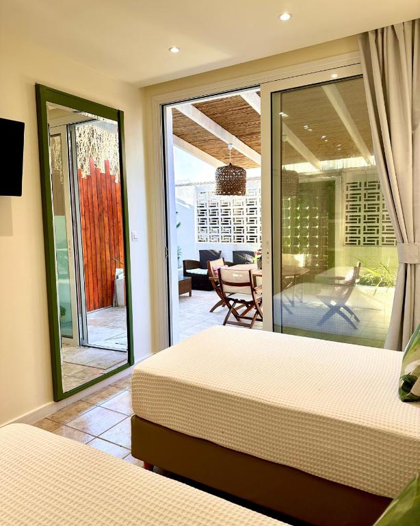 Postel nebo postele na pokoji v ubytování Αλσύλλιο - Alsillio studio apartments