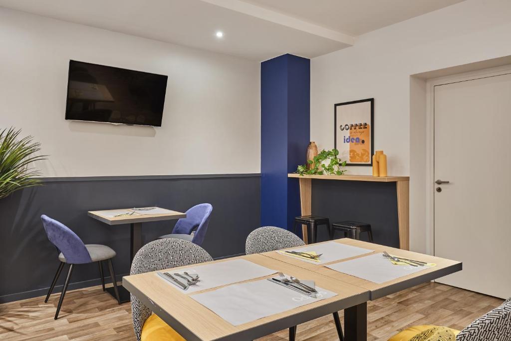 Appart Hotel Odalys City Paris Levalloisにあるテレビまたはエンターテインメントセンター