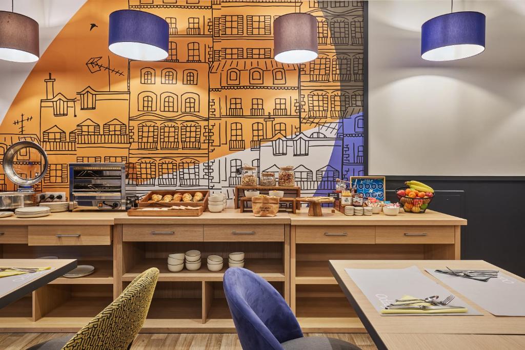 ルヴァロワ・ペレにあるAppart Hotel Odalys City Paris Levalloisの壁画のレストラン