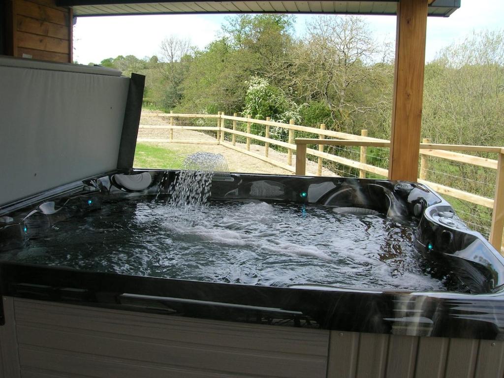 Ảnh trong thư viện ảnh của River Lodge Hot Tub Sleeps 6 ở Hundred House