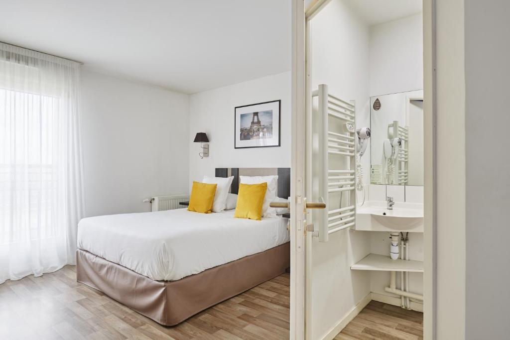 Appart Hotel Odalys City Paris Levalloisにあるベッド