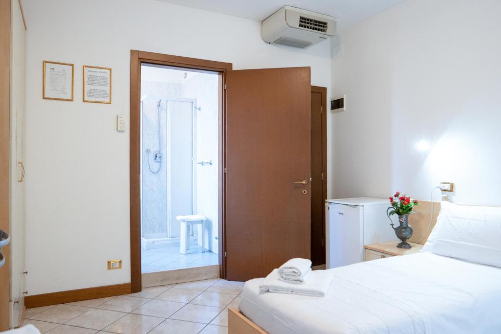 Posteľ alebo postele v izbe v ubytovaní Hotel New Aurora Venice