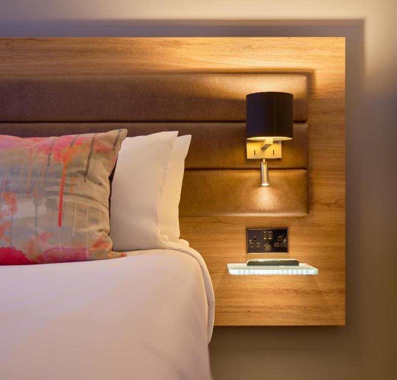 Una cama o camas en una habitación de Moxy Dublin City